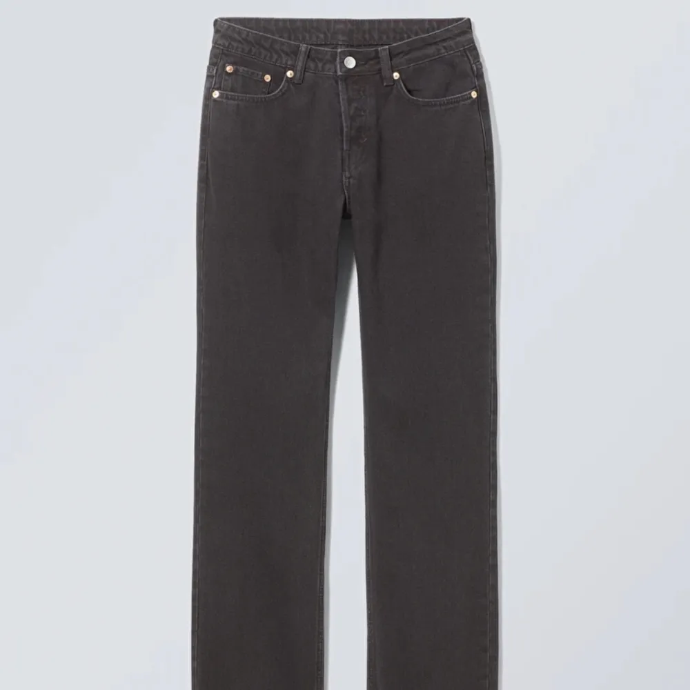 Säljer dessa super fina low waist jeans från weekday💓 Köpta för 590 och de är i väldigt bra skick💗. Jeans & Byxor.