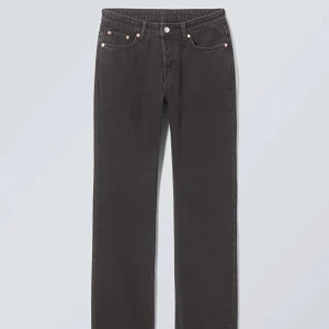 Low waist jeans - Säljer dessa super fina low waist jeans från weekday💓 Köpta för 590 och de är i väldigt bra skick💗