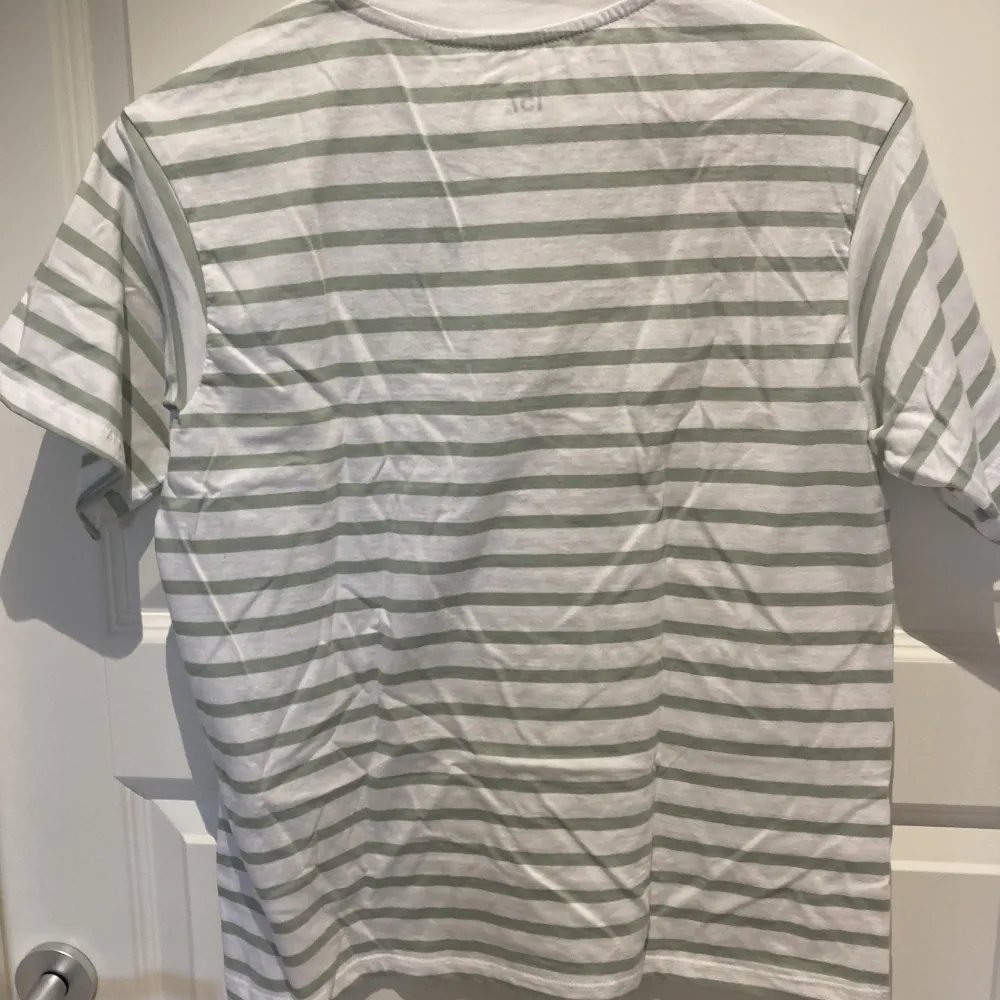 En vanlig T-shirt från lager 157 använd endast en gång bra skick inga defekter, säljer även en svart💞. T-shirts.