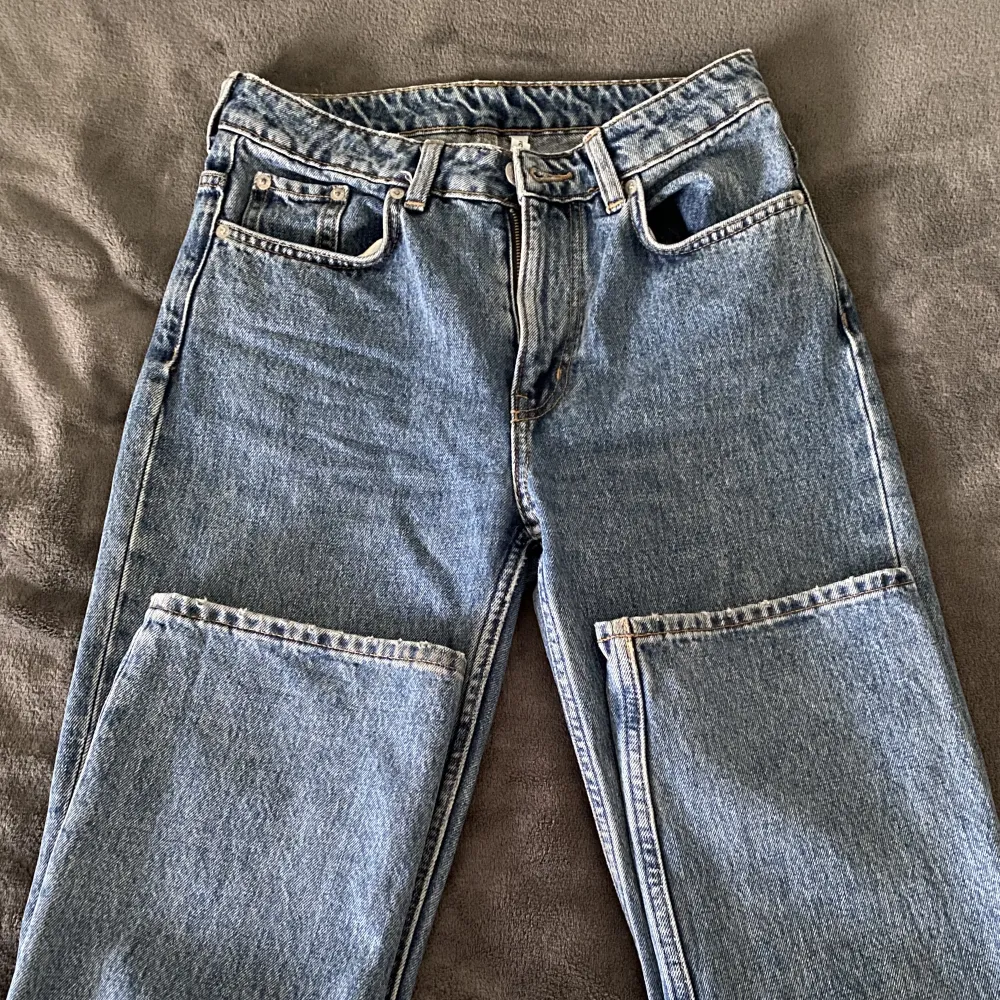 Blåa Weekday jeans i modellen Voyage Standard storlek W26/L30💙Exakta mått, Midja: 36 cm. Innerbenslängd: 72 cm. Jeans & Byxor.