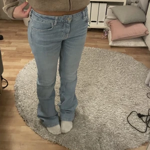 Lågmidjade Zara jeans - Supersnygga lågmidjade jeans från Zara som är slutsålda. Endast använda en gång så är som nya. Skriv privat om ni undrar nåt🥰🥰
