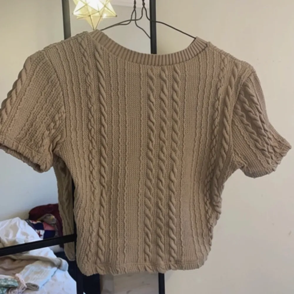 Super snygg topp från zara som varit en av mina favoriter. Inga fläckar eller synliga slitage på tröjan. Skriv om ni är intresserade❤️. T-paidat.