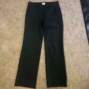 Kostymbyxor - Jättesnygga kostymbyxor som är i storlek 40 men skulle säga mer 36-38! 🥰