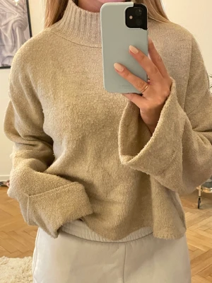 Stickad tröja - Stickad tröja från Gina tricot i storlek S. 