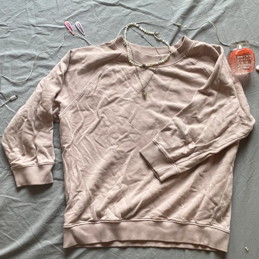 Säljer min rosa tröja som är passar nu till hösten. Den har en fin pastellrosa färg. Använder köp nu och katt finns i hemmet. OBS! Storleken är uppskattad.. Tröjor & Koftor.