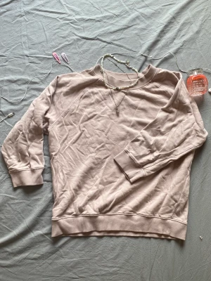 PASTELLROSA TJOCKTRÖJA - Säljer min rosa tröja som är passar nu till hösten. Den har en fin pastellrosa färg. Använder köp nu och katt finns i hemmet. OBS! Storleken är uppskattad.