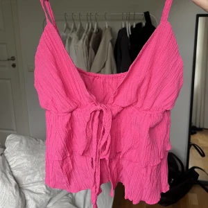 Topp  - Säljer en jättesöt topp som aldrig kommit till användning, i storlek M men passar även S💕 säljer för 70kr