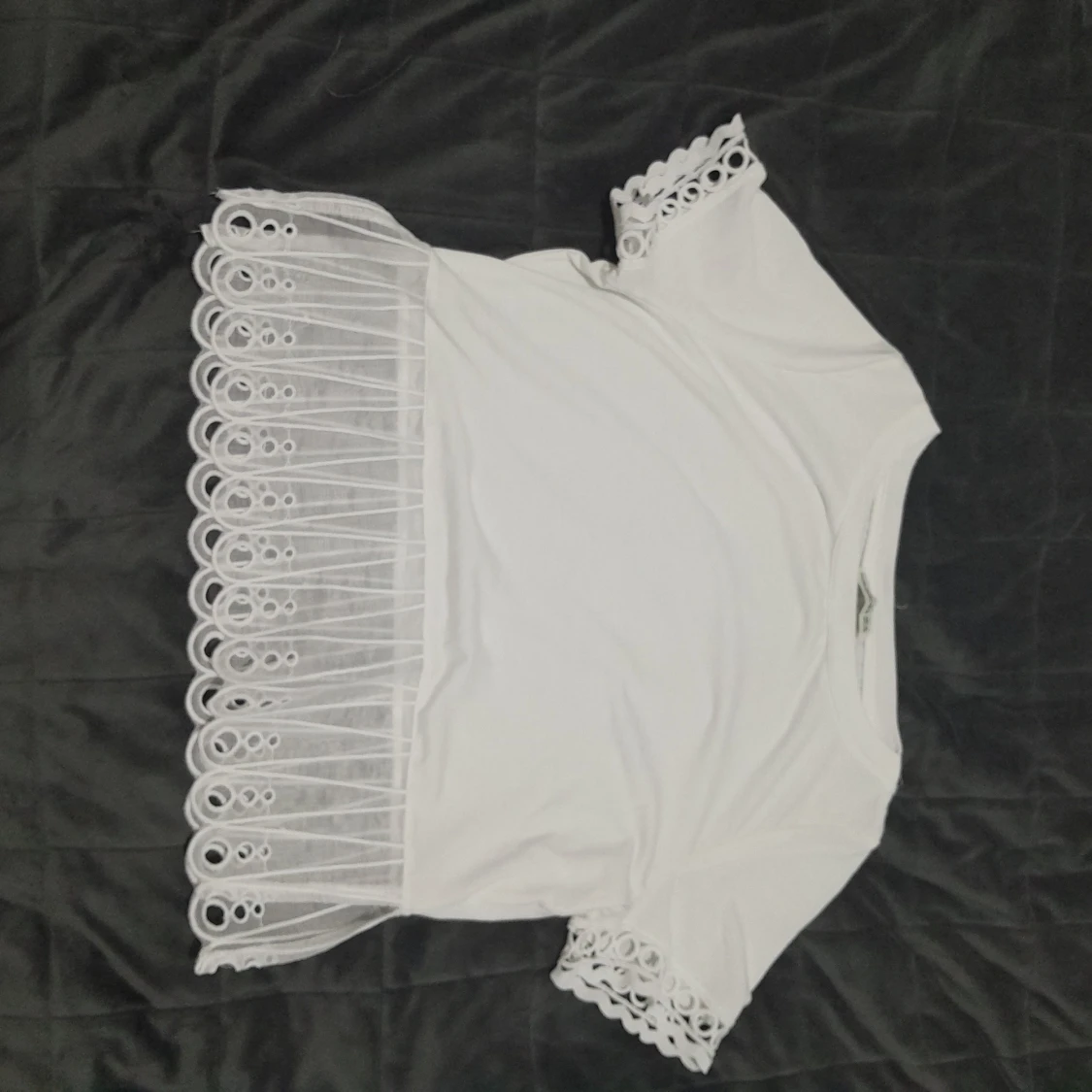 Vitt topp med rufsigt detalj  - 90