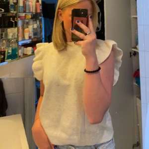 Stickad T-shirt  - Jättefin stickad T-shirt från veramoda, köpt förra sommarn💖