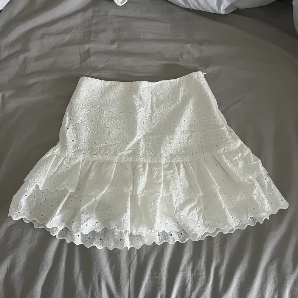 Säljer denna söta kjol från zara med broderade blommor på💖köpt i gran canaria förra året! Inbyggda shorts!!! Använd ett fåtal gånger men i superskick, slutsåld  . Kjolar.