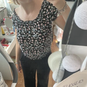 topp - blommig topp från hm. tyvärr är prislappen bortklippt men skulle gissa på att den är i storlek s/36. fint skick💘