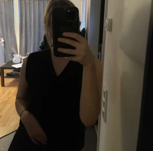 Väst - En svart fin väst som man kan ha över lite allt möjligt☺️inga defekter då den är sparsamt använd