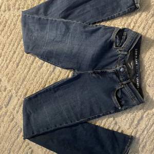 Lågmidjade byxor från bikbok som säljs eftersom de är aningen förstora och aldrig används. De är i ny skick.  36/38