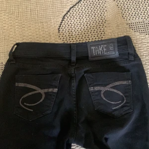 svarta stockholmsstil jeans  - Superfina stockholmsstil jeans i svart färg, det finns en super liten färg fläck på men annars är de i väldigt fint skick. Skriv för mer info