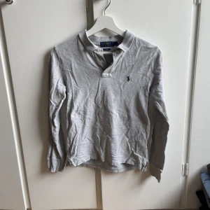 Ralph lauren tröjor - Tre Ralph lauren tröjor  Kostar 350kr styck. Tar emot bud. Köper du alla kostar de 900kr Alla tre är använd men bra skick  Vid fler frågor är det bara att kontakta mig via appen