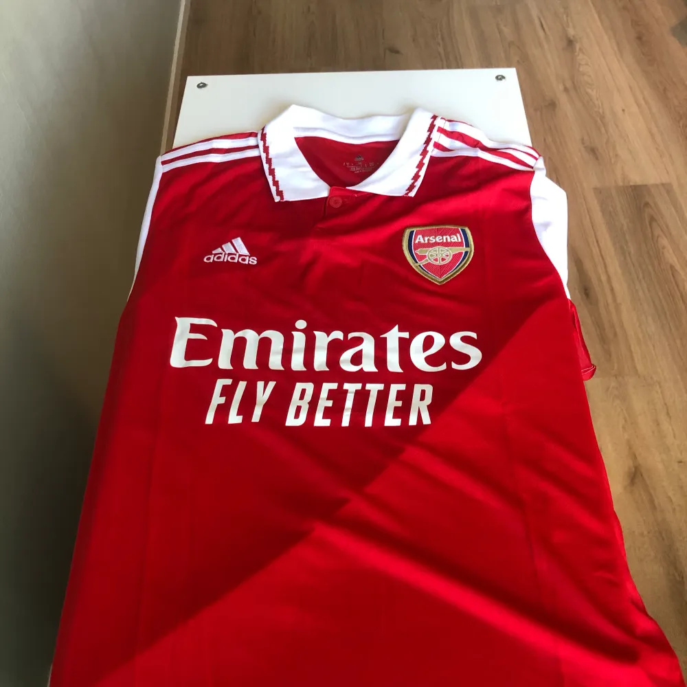 Helt ny Arsenal tröja från Adidas. För mer frågor eller bilder kom dm. Pris ej hugget i 🪨. . Hoodies.