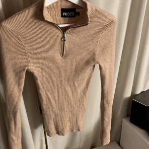 Ribbad tröja  - Ribbad tröja med dragkedja från pieces storlek xs. Aldrig använd🌸