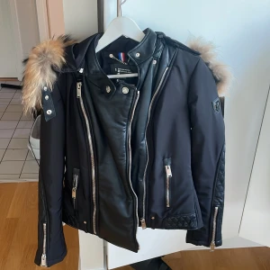 Pälsjacka  - Helt ny pälsjacka från Horspist i storlek M. Nypris 6499kr