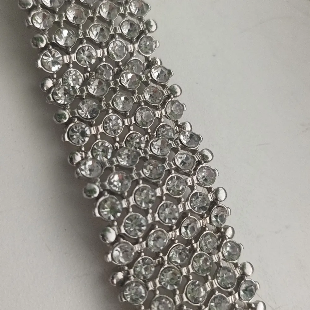 Fint choker halsband i silver, knappt använt.. Accessoarer.