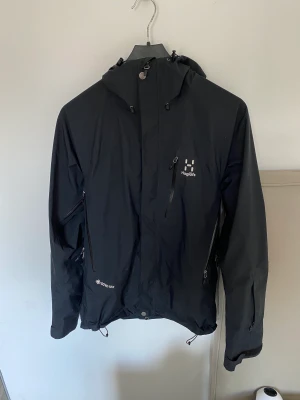Haglöfs Jacka - Har 2 så säljer ena, Bra skick, Gortex, Runt 3000 ny, https://www.intersport.se/klader/jackor/skaljackor/haglofs-astral-gtx-m-skaljacka-herr/true-black/l?store=&open_modal=cnc&gclid=EAIaIQobChMI-9_Hs_CJgQMVTpnVCh1TJQ8SEAQYAyABEgInvvD_BwE&gclsrc=aw.ds
