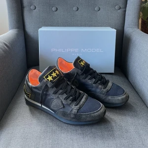 Philippe Model Skor - Säljer mina Philippe Model skor. Mycket fint skick och inget slitage. Just denna sko är svår att få tag på idag. Hör av dig vid eventuella frågor! (Obs endast skorna ingår)