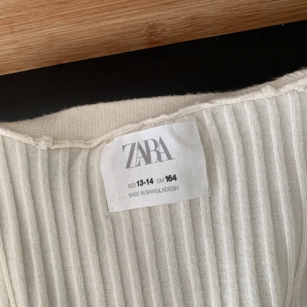 Söt cardigan/kofta från Zara, säljer då den inte kommit till användning🫶🏻. Tröjor & Koftor.