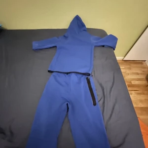 Nike tech - Jag säljer dessa för jag har inte den stilen längre och känner för att sälja dessa två, snören är lite sönder men den är annars skit snygg. Jag köpte dessa två för 2400 så jag säljer den för bra pris Båda tillsamans kostar 500. Priset kan diskuteras!