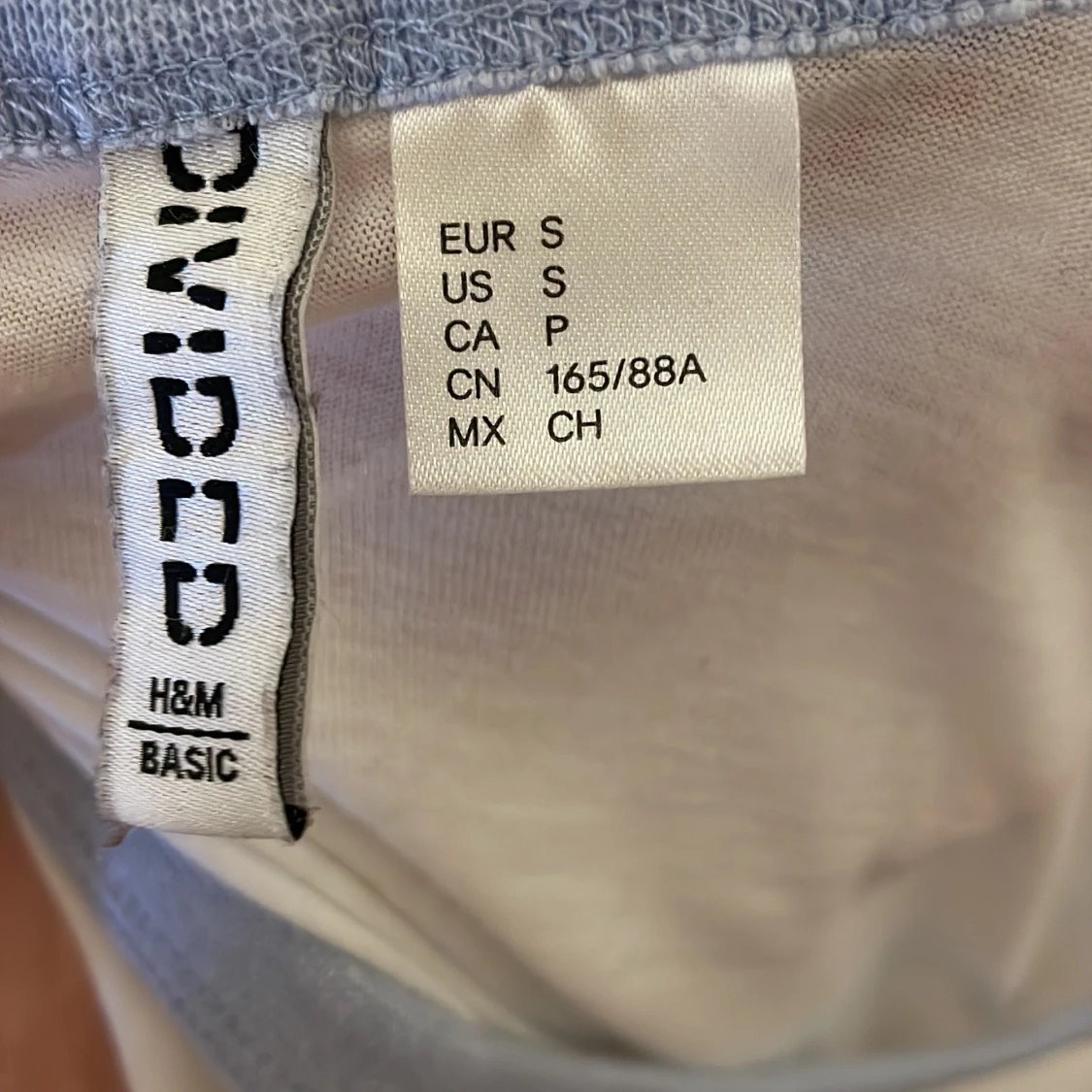 Vit t-shirt med blåa detaljer - 91