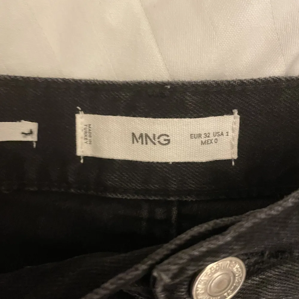 Säljer dessa mörkgråa jeansshorts ifrån Mango i stl 32, köptes sommaren 2022 och säljer då dom är för små på mig!😍. Shorts.