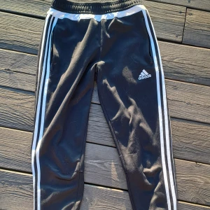 Byxor - Säljer dessa Adidas byxorna! Dem är i okej skick, inga hål men mycket "repor" därför säljer jag dem billigt. Ord pris mellan 200-300kr! Skriv för mer bilder!🩷
