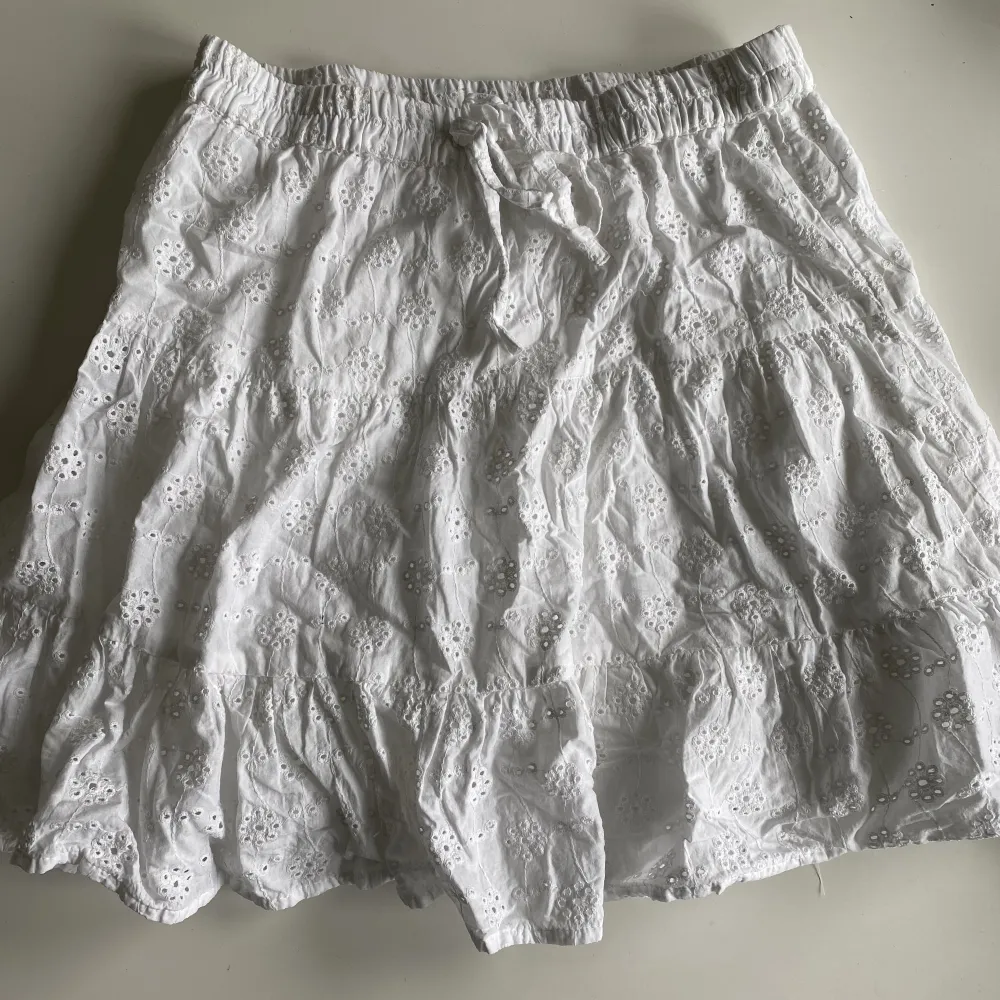 Superfin kjol med blommigt tyg. Aldrig använd och i nyskick. Köpt från salt och märket är sisters point. . Kjolar.