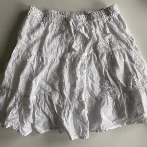 Superfin kjol med blommigt tyg. Aldrig använd och i nyskick. Köpt från salt och märket är sisters point. 
