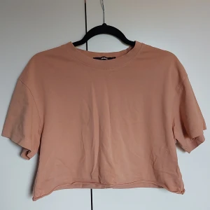 Croppad t-shirt - Fin rosa croppad t-shirt!