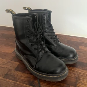 Dr marteens str 36 - Jättefina dr marteens i bra. Skick! Säljer pga att de är för små. Skriv vid funderingar.❤️