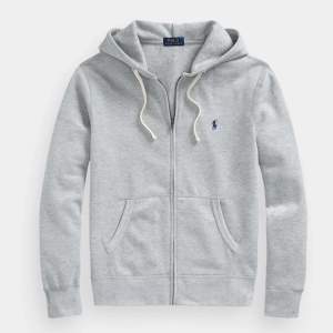 Säljer denna jättefina Ralph Lauren hoodie i storlek M.  Den är i bra skick men inte ovanvänd, pris kan diskuteras och skriv privat för fler bilder!💓