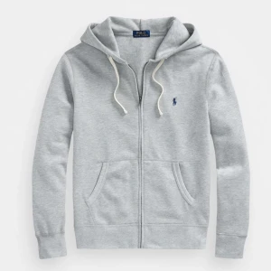 Ralph Lauren zip hoodie  - Säljer denna jättefina Ralph Lauren hoodie i storlek M.  Den är i bra skick men inte ovanvänd, pris kan diskuteras och skriv privat för fler bilder!💓