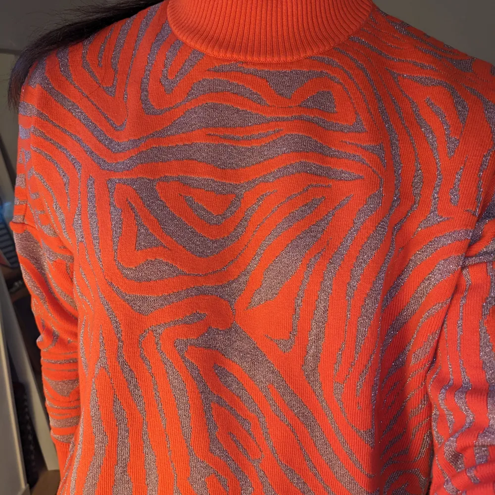 Asfin mönstrad tröja från YAS! ❤️ Orange och ljusrosa/glittrig! Nypris: 600. Aldrig använd, toppskick! Prislappen är kvar. Lyxigt material, skriv priv för mer bilder❤️ Är 170 cm, vanligtvis storlek 36/ S ❤️ . Tröjor & Koftor.