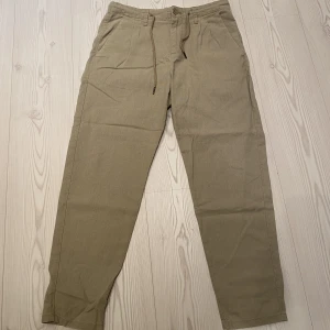 Only & Sons linnebyxa  - Ett par linnebyxor i mörkare beige med snörning, byxan är klappt använd och säljs i väldigt bra skick för en bra peng!