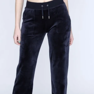  Juicy couture byxor  -  säljer mina juicy  byxor för dom inte kommer till andvändining längre men dom är i jätte fint skick för dom är knappt användbar så ser ut som nästan nya! Marinblå färg och storlek xs, kontakta för förslag om pris.