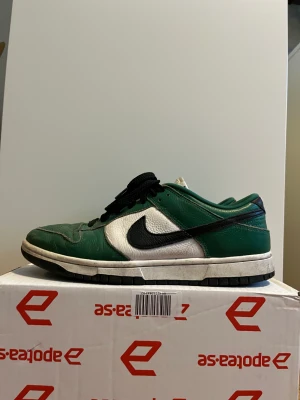 ✅Nike Dunks✅ - Ett par grön, svart och vita dunks. Dom är använda men fortfarande riktigt bra skick. Ganska cresade men ändå riktigt fina. Bara att höra av sig vid mer frågor😁