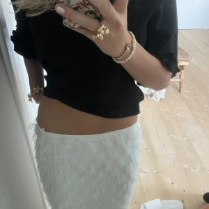 Vit kjol Gina - Jättefin kjol från Gina Tricot. Vit med ”fransar”. Endast använd 1-2 gånger! Pris kan diskuteras. Slutsåld just nu och nypris är 400!🥳