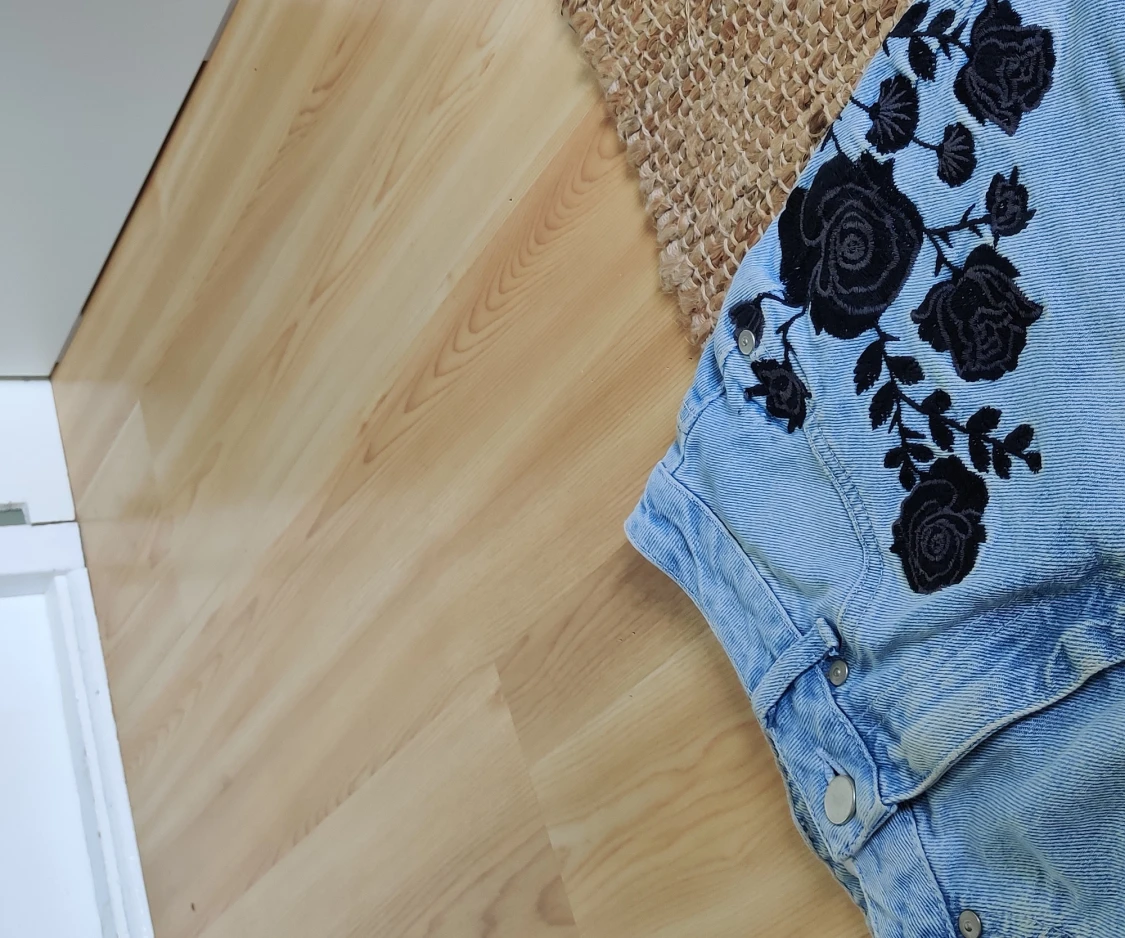 Kjol med blomdetalj - 91