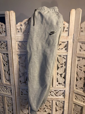 Nike tech - Säljer mina tech byxor för används inte längre, har inte tröjan så fråga inte om set. Kan sänka pris vid snabb affär