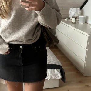 Svart Jeanskjol - Svart jeanskjol som aldrig kommit till användning💗💗nyskick