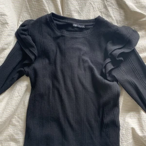 Tröja med volang  - Super fin tröja i bra skick med volangärm från Zara. Säljs då den inte längre kommer till användning! Köpt för 350kr 