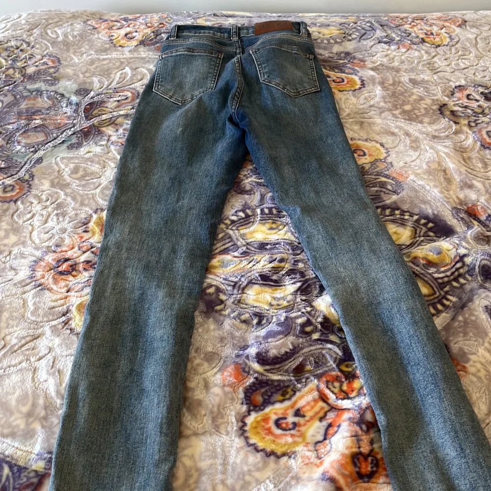 Skinny jeans från NAKD. Använda ett fåtal gånger och säljes på grund av att de blivit för små . Jeans & Byxor.