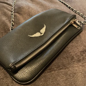 Zadig väska - Bra skick, säljer den då jag har köpt en annan väska💞dessvärre fake men ser exakt ut som äkta💞pris kan diskuteras