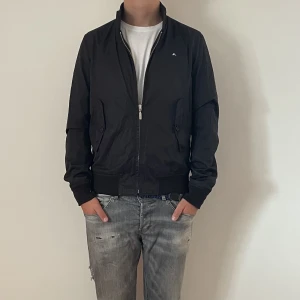 J.Lindeberg Jacka  - J.Lindeberg Jacka - Storlek M - varan är i jätte fint skick - modellen är 188cm och 83kg - vid frågor eller funderingar är det bara att skriva!🙌