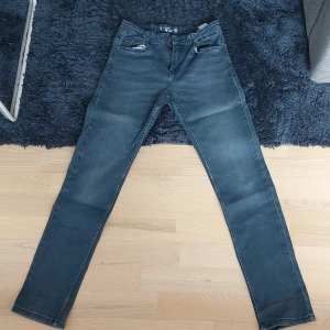 Jeans - Fom är i okej skick. Jeansen är i 158 men passar 152