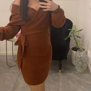 Säljer denna chokladbruna klänningen i storlek 34 från Asos. Har använt den 4 gånger annars helt ny! Pris kan diskuteras!